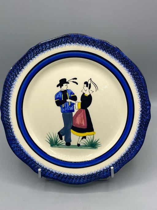 Piatto decorativo Henriot Quimper – Coppia bretone danzante – Bordo blu screziato – servies