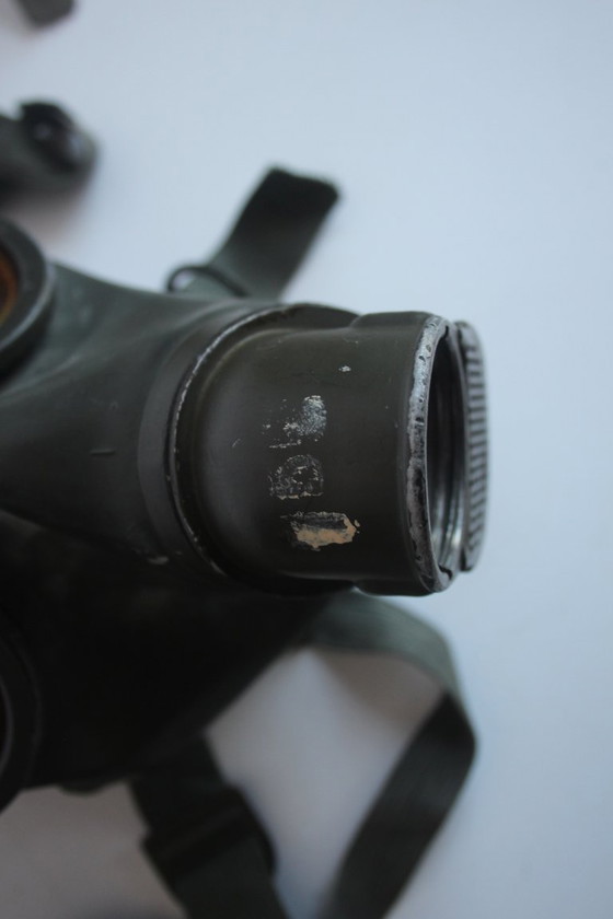 Image 1 of Origineel gasmasker uit de Tweede Wereldoorlog met naamplaatje en soldatenrang, circa 1940