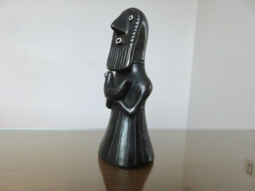 Ceramica nera opaca raffigurante una figura femminile tribale.