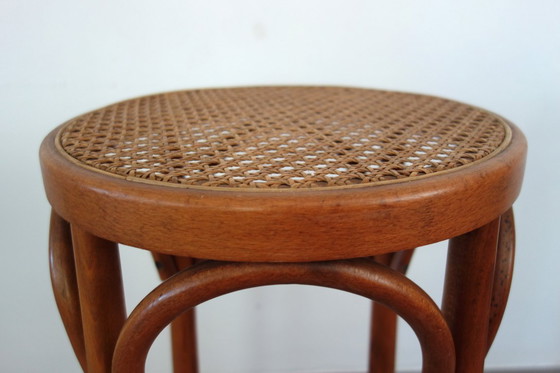 Image 1 of Hoge gebogen houten kruk met vintage rieten zitting