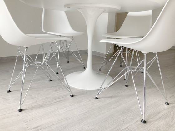 Image 1 of Knoll Saarinen Tulip-Tisch & Vitra Eames DSR-Stühle weiß