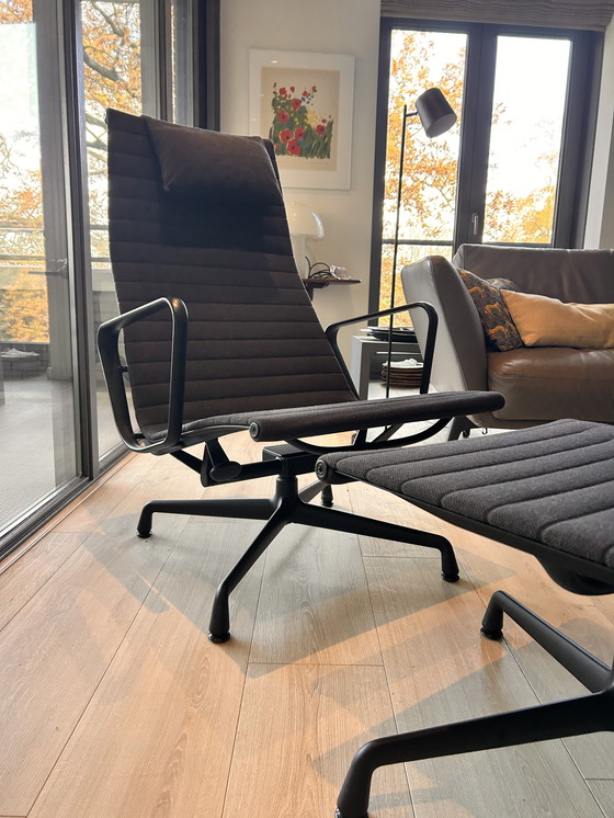 Image 1 of De Vitra lounge chair plus hocker van Charles & Ray Eames