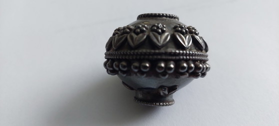Image 1 of Pendentif vintage argenté à motif floral