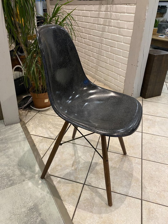 Image 1 of Sedia DSW, fibra nera, tassello nero, noce, Eames, Herman Miller, vintage 1950