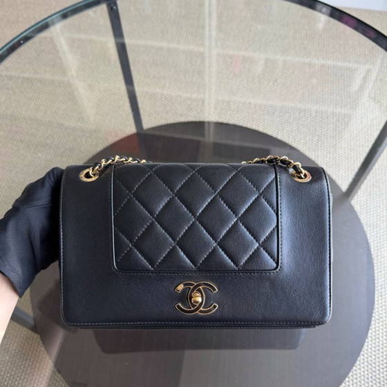 Image 1 of Borsa Chanel Seasonal Flap Mademoiselle - Pelle di vitello trapuntata, nera, con finiture dorate.