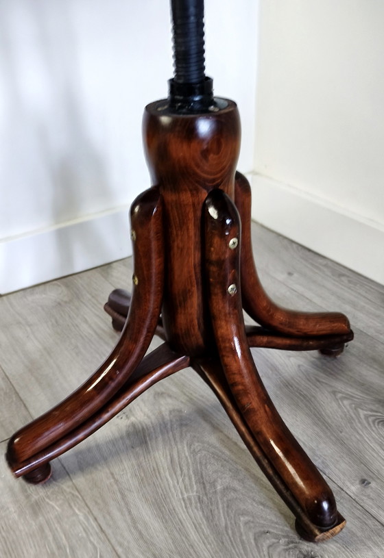 Originaler antiker Thonet-Stil verstellbarer Bugholz Klavierhocker / Drehhocker (gestempelt 914) – Metal (photo 4 of 13)