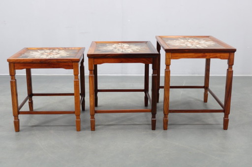 Mesas nido danesas de mediados de siglo, década de 1960, con tableros de azulejos