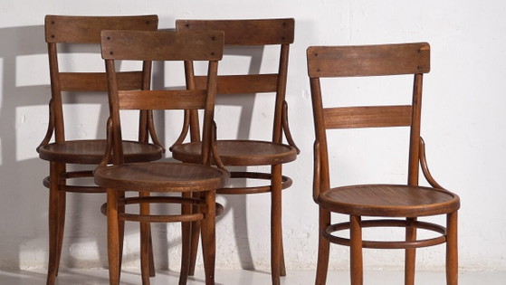 Antique set of Thonet chairs (c.1920). Set of four pieces #1 – Dining chairs (photo 3 of 40)
