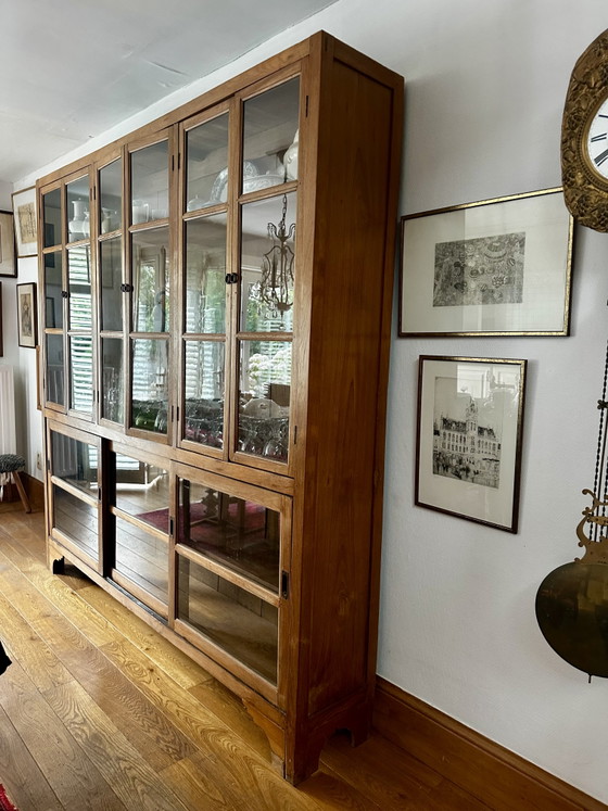 Antiquitätenladenschrank / Apothekerschrank – Vitrine, Wood (photo 2 of 5)