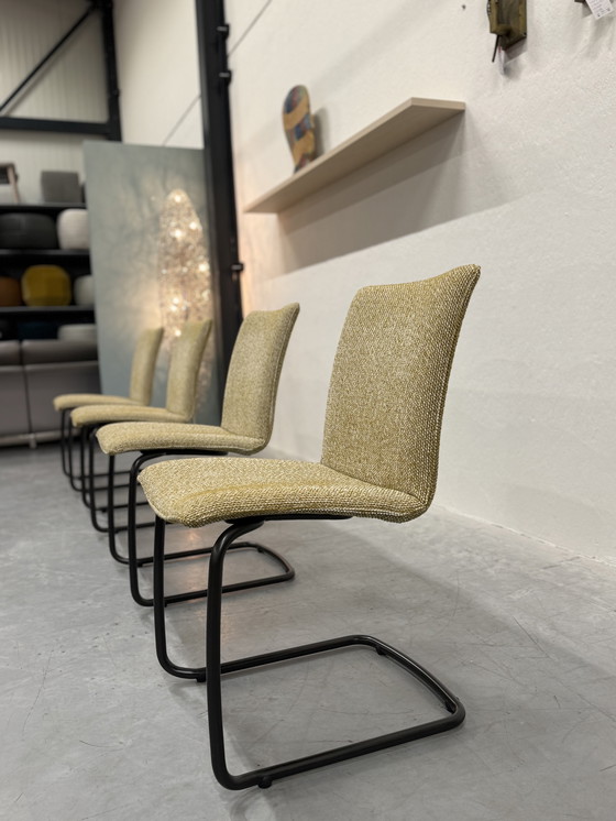Image 1 of 4 chaises de salle à manger Leolux Freyr, tissu Safire jaune