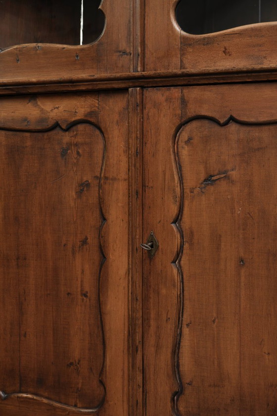 Belle armoire d'angle hollandaise pratique en vieux pin avec de beaux détails et une très belle patine (photo 10 of 12)