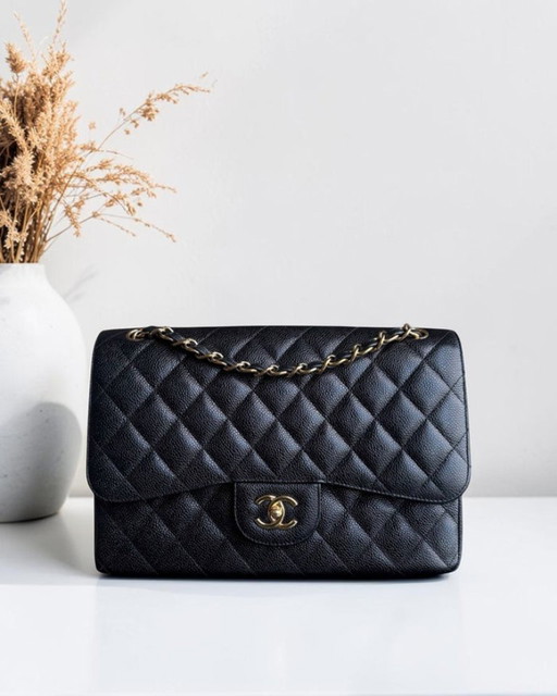 Borsa Chanel Classic Flap Jumbo - Caviar 30 cm, doppia patta, pelle di vitello martellata trapuntata, nera, con finiture dorate.
