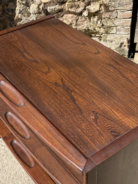 Image 1 of Vintage ladekast uit de jaren 70 van massief iepenhoutfineer met 3 lades.