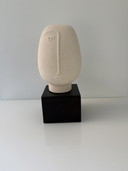 Statue eines abstrakten Gesichts aus grober Keramik