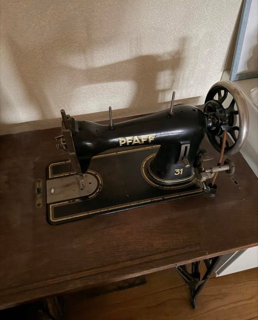 Machine à coudre Pfaff ancienne 31 avec table