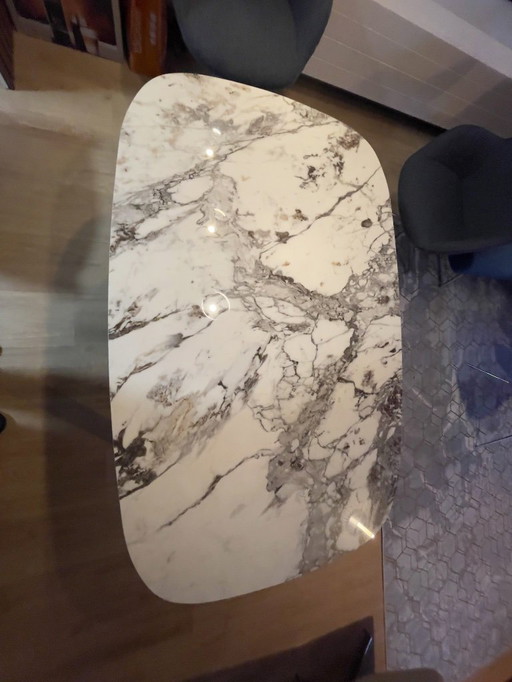 Mesa de comedor Leolux "Tico" en cerámica, patas de aluminio pulido