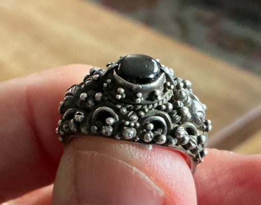 Indonesian handmade silver ring with black natural stone. – cadeaus