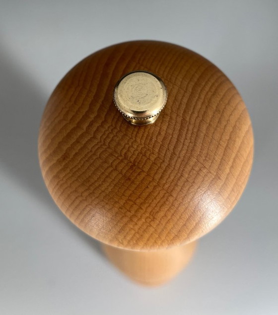 Image 1 of Molinillo de pimienta Peugeot Frères «Lion» – 41 cm – madera y latón – clásico del diseño francés