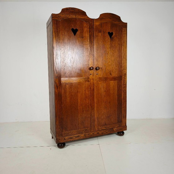 Ein Paar belgische Eichenschränke mit Herzmotiv, 20. Jahrhundert – Kleiderschränke, Wood (photo 11 of 15)