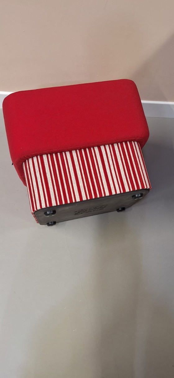 BuzziSpace designpoef – Opvallende rode poef met gestreepte basis | Topstaat – Hockers en poefs, Polyester (photo 5 of 10)