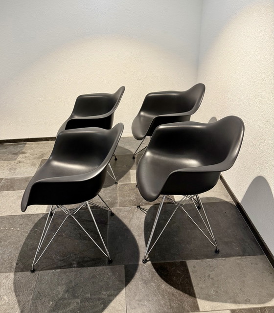 4 chaises Vitra Eames DAR – Chaises de salle à manger, Metal, Plastic (photo 5 of 7)