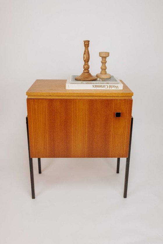 Image 1 of Mobiletto vintage in legno con gambe in acciaio nero