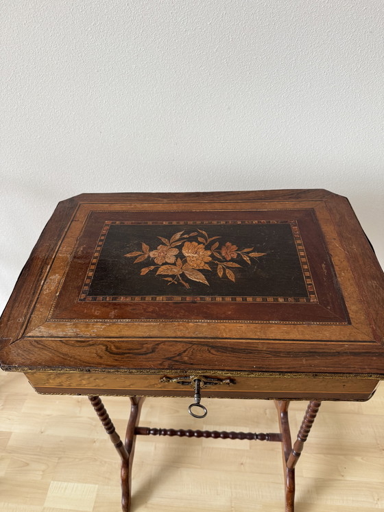 Image 1 of Italiaanse antiek sieraden tafel met gedraaide voeten 