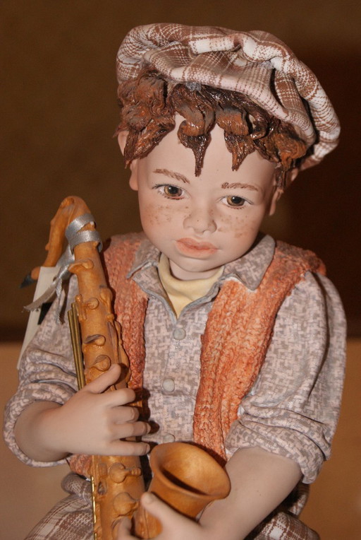 Statuette eines Jungen mit Saxophon in Capodimonte