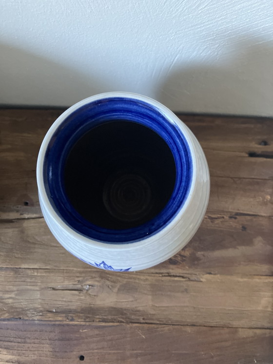 Bellissimo vaso vintage in ceramica blu di Delft, realizzato a mano, con decorazioni a tema vitivinicolo. (photo 5 of 6)
