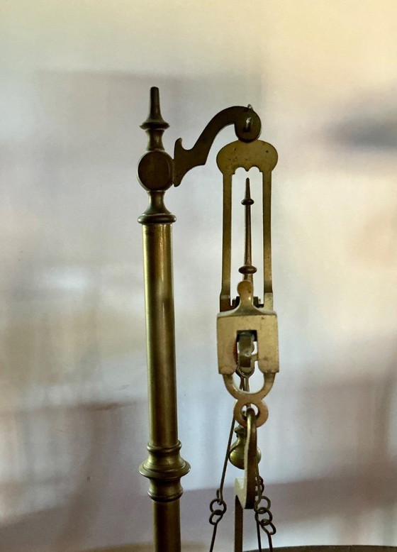 Image 1 of balances en cuivre de magasin d'antiquités