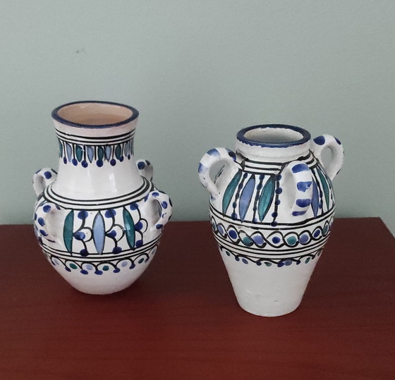 Image 1 of Set aus 2 handbemalten tunesischen Amphorenvasen – mediterrane Keramik