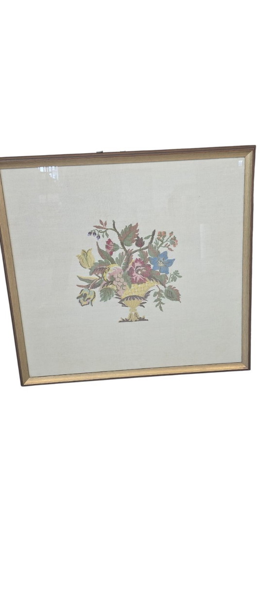 Image 1 of Par de cuadros bordados a mano en estilo clásico y shabby chic.