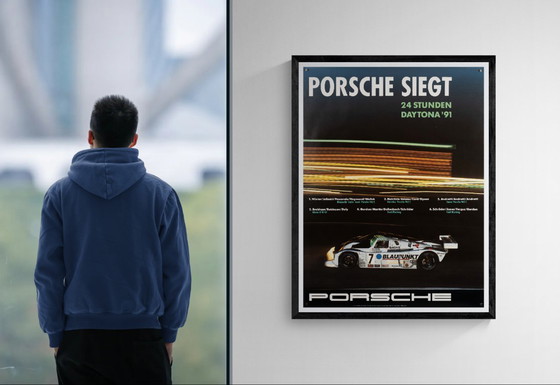 Image 1 of Porsche 24 Stunden Daytona – 1991 – Poster originale Porsche vintage di Susanne Lagally – Sport motoristici moderni – 102x76 cm