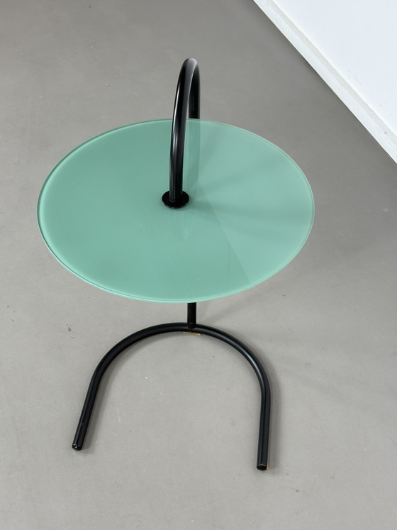 Mesita auxiliar Ry de IKEA, poco común, con estructura negra, rejilla y tapa de cristal verde, diseñada por (photo 5 of 5)
