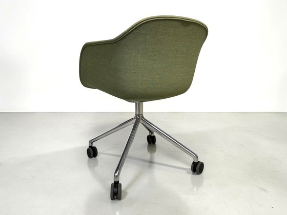 Muuto Fiber Armchair olijfgroen - swivel onderstel op wielen – Fauteuils, Plastic (photo 6 of 6)