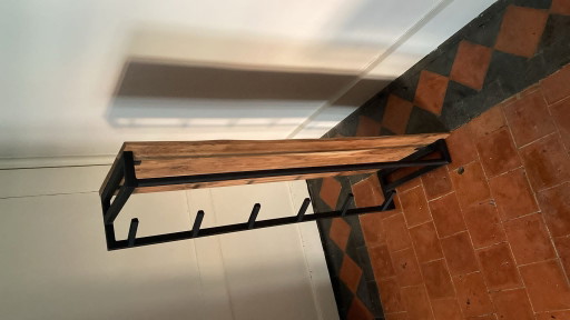 Schöne Garderobe aus Holz