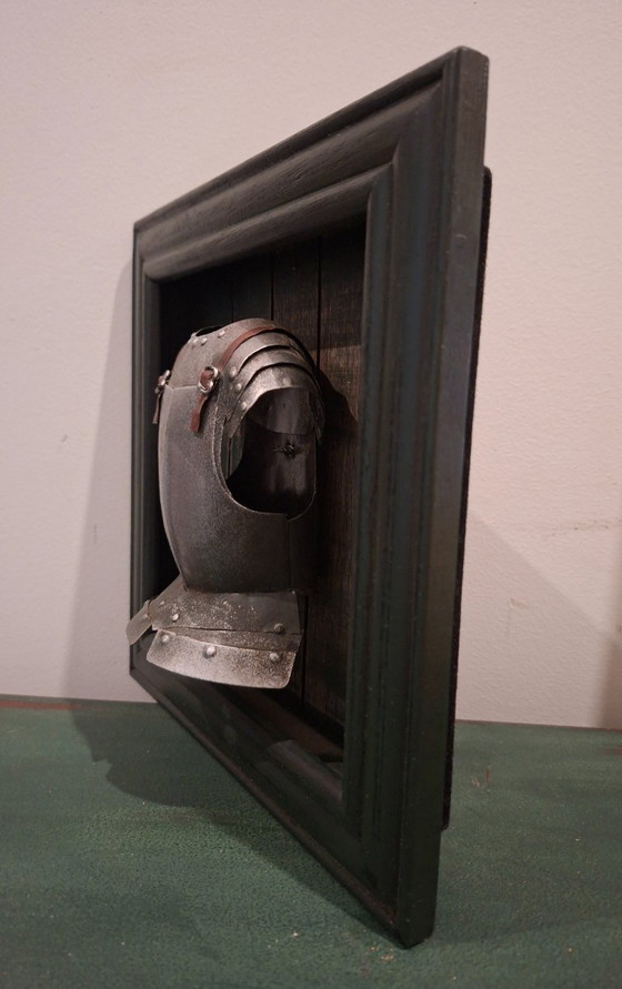 Image 1 of Oggetti da collezione: replica 3D di un'armatura medievale e 3 elmi storici in metallo in miniatura - decorazione da collezione.