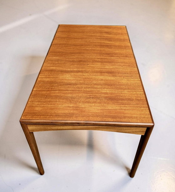 Image 1 of Een uitschuifbare teakhouten eettafel van Fonseca, vervaardigd door Younger Ltd, in mid-century modern stijl.