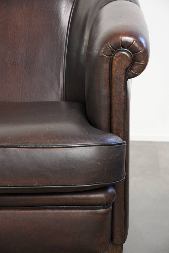 Prachtige set van een schapenleren bankstel samen met zijn bijpassende clubfauteuil met een luxe voorkomen (photo 10 of 22)