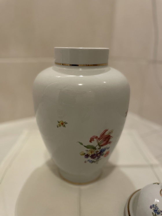 Image 1 of Jarrón alto de porcelana noble con tapa/decoración H 37 cm en blanco de Crown Regent