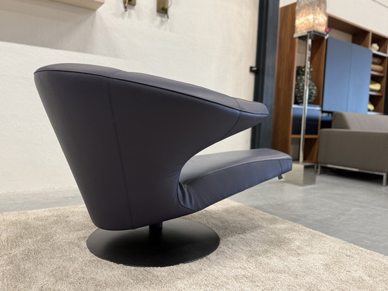 Image 1 of Fauteuil pivotant Leolux Parabolica en cuir bleu