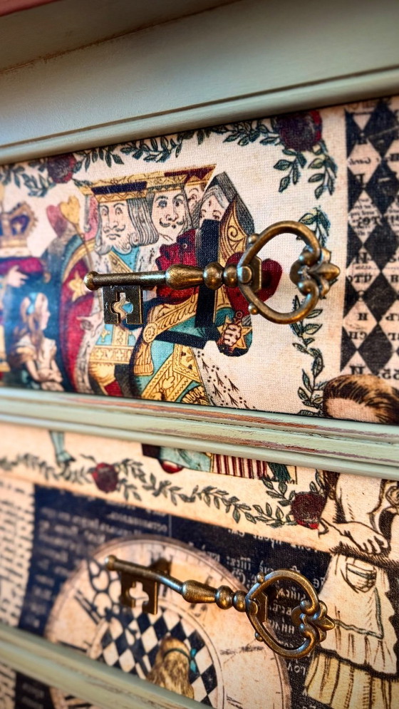 Petite commode Alice au Pays des Merveilles. – Bois (photo 3 of 9)