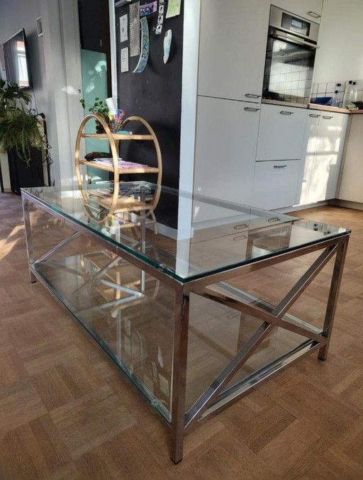 Table basse moderne en verre avec une structure métallique robuste