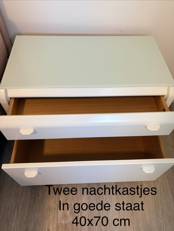 Image 1 of De magnifiques tables de chevet en parfait état, datant des années 1970-1980.