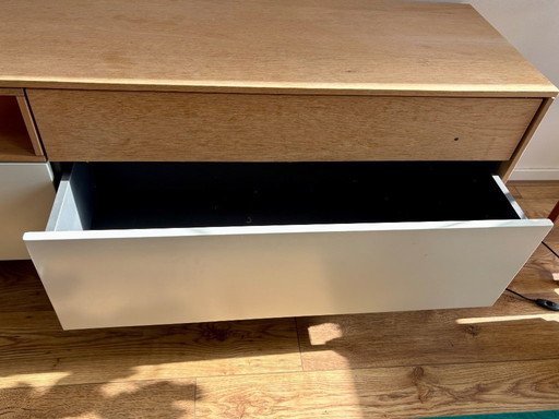 Set composto da: credenza Xooon e mobile alto con illuminazione.