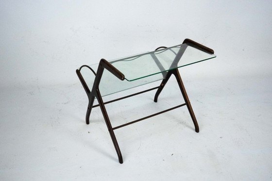 Image 1 of Tijdschriftenrek van Ico Parisi, vervaardigd uit hout, messing en glas. Italië, jaren 1950.