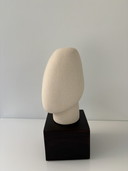Statue eines abstrakten Gesichts aus grober Keramik