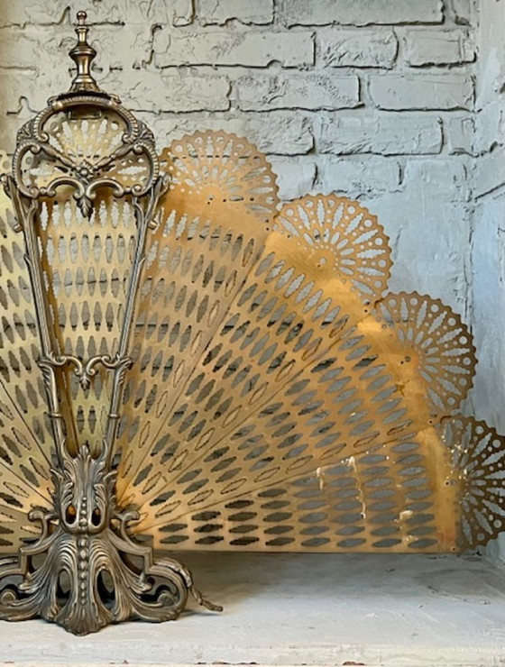 Image 1 of Parascintille in ottone vintage – stile Hollywood Regency, a forma di ventaglio e riccamente decorato