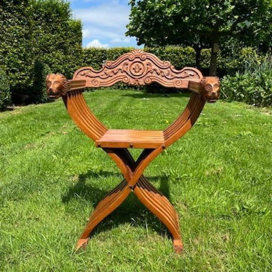 Image 1 of Sedia pieghevole Savonarola in legno intagliato con teste di leone – vintage ca. 1910–1950