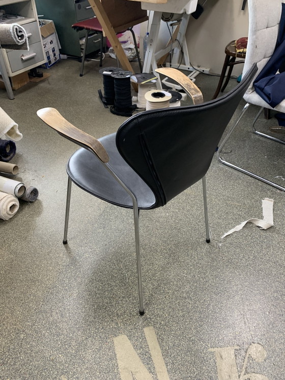 Arne Jacobsen Butterfly Chair with Armrests – Fritz Hansen, Dining chairs, Leather (photo 3 of 10)